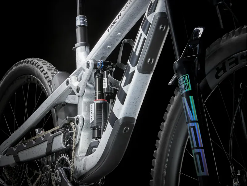 Trek Slash 9.9 XX AXS Gen 6 Full Suspension Mountain Bike 2024 in Argent Drizzle-10